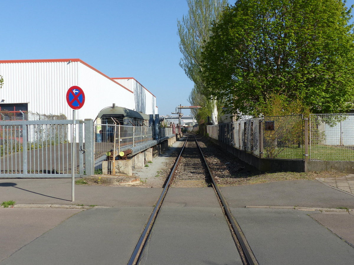 Das Verbindungsgleis zwischen Erfurt Ost und Erfurt Nord am Bahnübergang in der Schwerborner Straße am 21.04.2020.