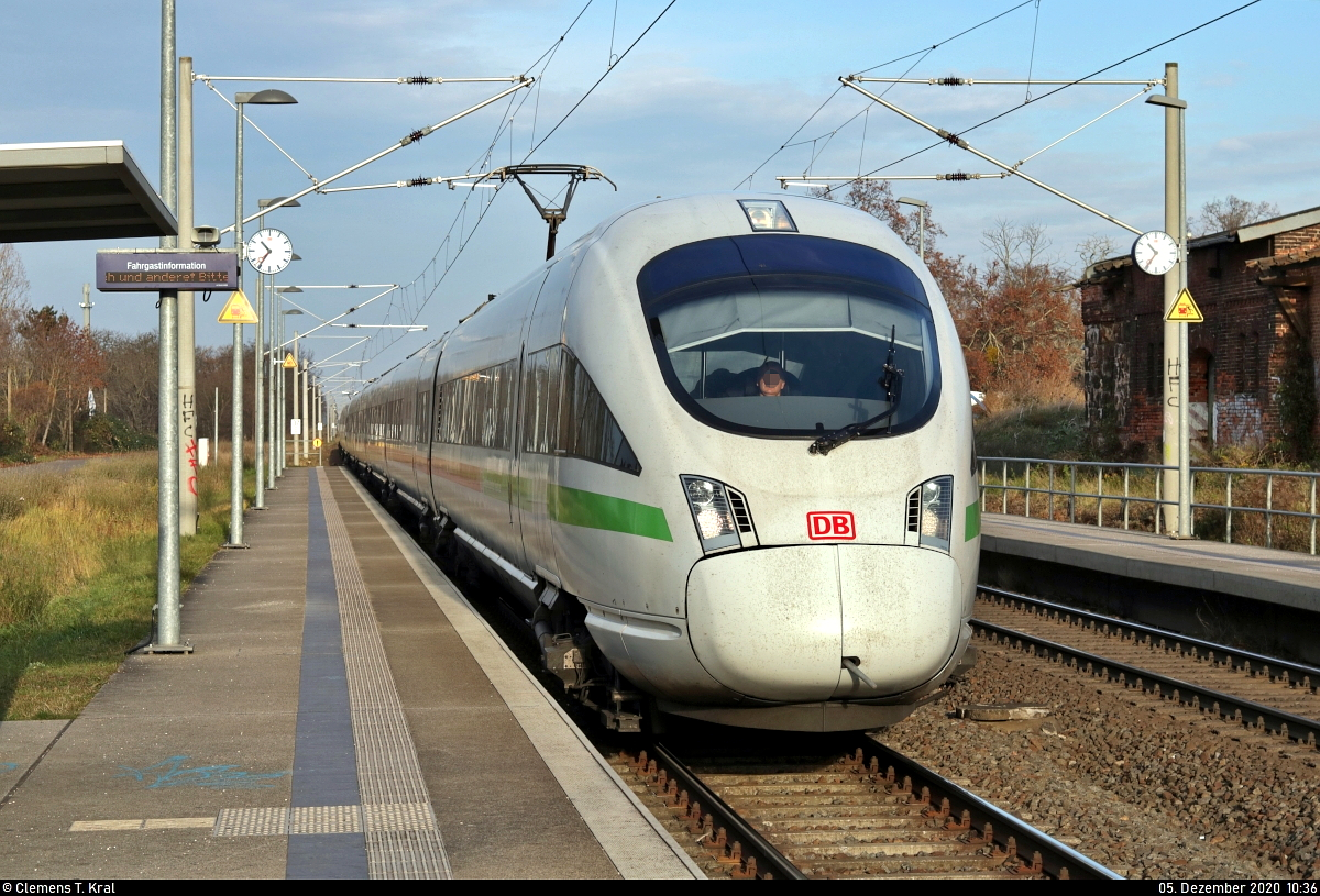 Das verfrühte ICE-T-Gespann aus 415 024-9 (Tz 1524  Hansestadt Rostock ) und 411 068-0 (Tz 1168  Ellwangen ) muss im Hp Raguhn auf Gleis 2 einen kurzen Signalhalt einlegen.

🧰 DB Fernverkehr
🚝 ICE 1093 (Linie 29) Berlin Gesundbrunnen–München Hbf bzw. ICE 93  Berolina  (Linie 91) Berlin Gesundbrunnen–Wien Hbf (A)
🚩 Bahnstrecke Trebnitz–Leipzig (KBS 251)
🕓 5.12.2020 | 10:36 Uhr
