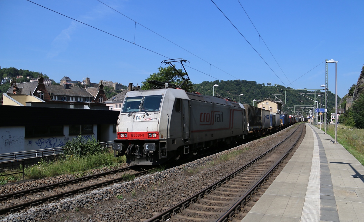 Das, versprochen, letzte Bild vom Rheintal-Urlaub 2014 zeigt die Crossrail 185 580-8, die mit einem Containerzug St. Goarshausen in Richtung Süden passiert. Aufgenommen am 19.07.2014