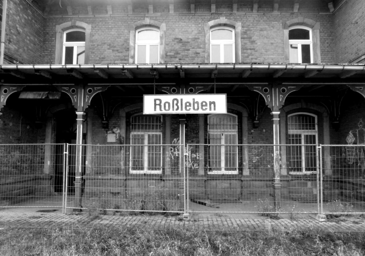 Das verwaiste Bahnhofsgebäude von Roßleben (Unstrutbahn). 16.11.2013