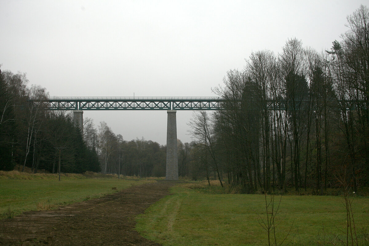 das Viadukt bei Mikulášovice , Srecke Rumburk - Sebnitz. 12.11.2021 11:48 Uhr.