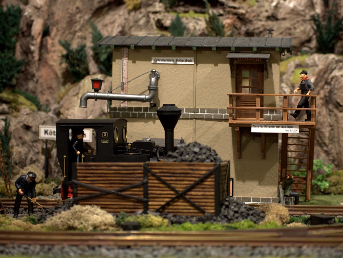 Das Vorbild dieses Wasserkranes findet sich in Jhstadt.Hier allerdings bei der Modellbahnaustellung in Radebeul , aufgenommen am 17.11.2013 16:40 Uhr.