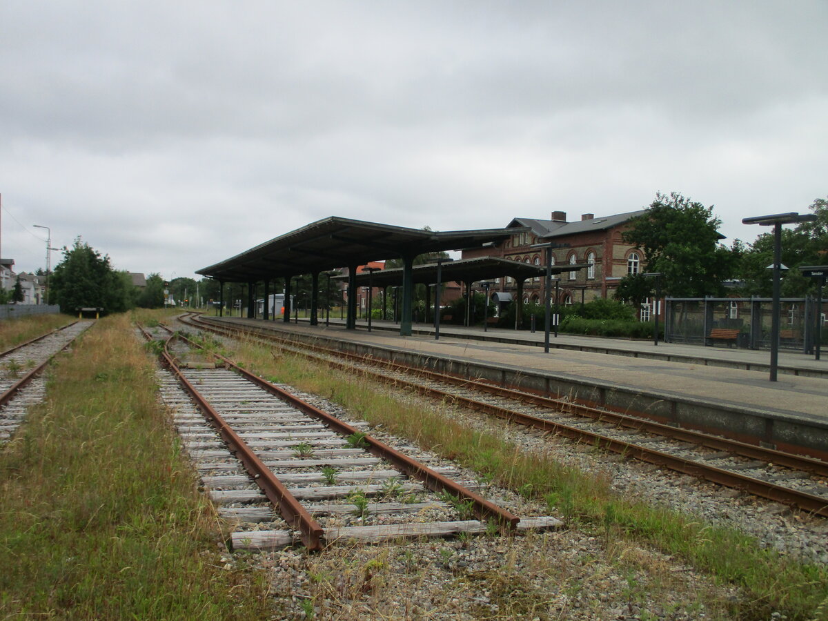 Das im Vordergrund liegende Gleis war einst das Ladegleis in Tonder und ist Heute ohne Verbindung zum Hauptgleis.Aufgenommen am 23.Juni 2021.