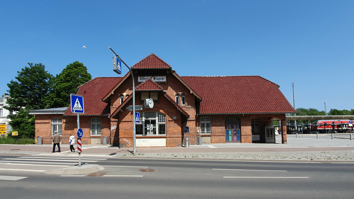Das Vorgebäude des Bahnhofs Wismar.
Im Hintergrund rechts eine RB27 nach Ludwigslust in FOrm von einer BR 429.

Wismar, der 28.05.2023