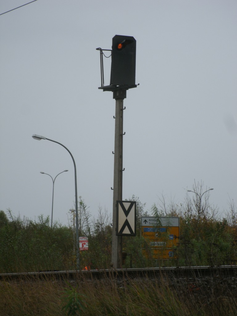 Das Vorsignal vom Stralsunder Hbf fr die Zge aus Richtung Rostock,am 04.November 2013,in Stralsund Grnhufe.