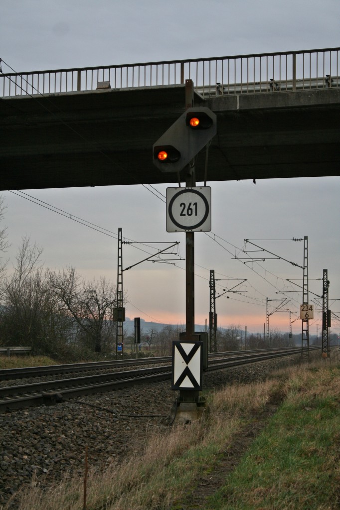 Das VSig  a  (Vorsignal) des Bahnhofs Mllheim (Baden), aufgenommen am 29.01.14. Am Signalmast ist die LZB-Teilblocktafel 261 angebracht.