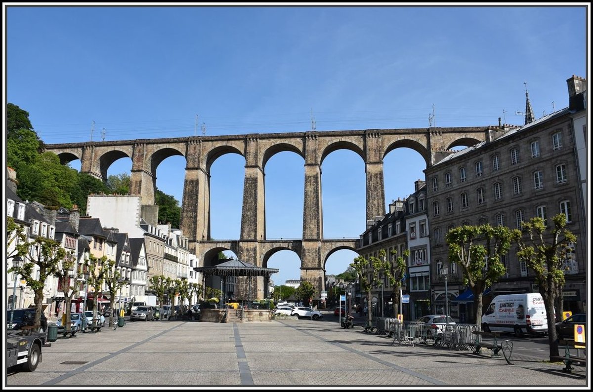 Das Wahrzeichen von Morlaix ist die Eisenbahnbrücke über dem Stadtzentrum. (17.05.2018)