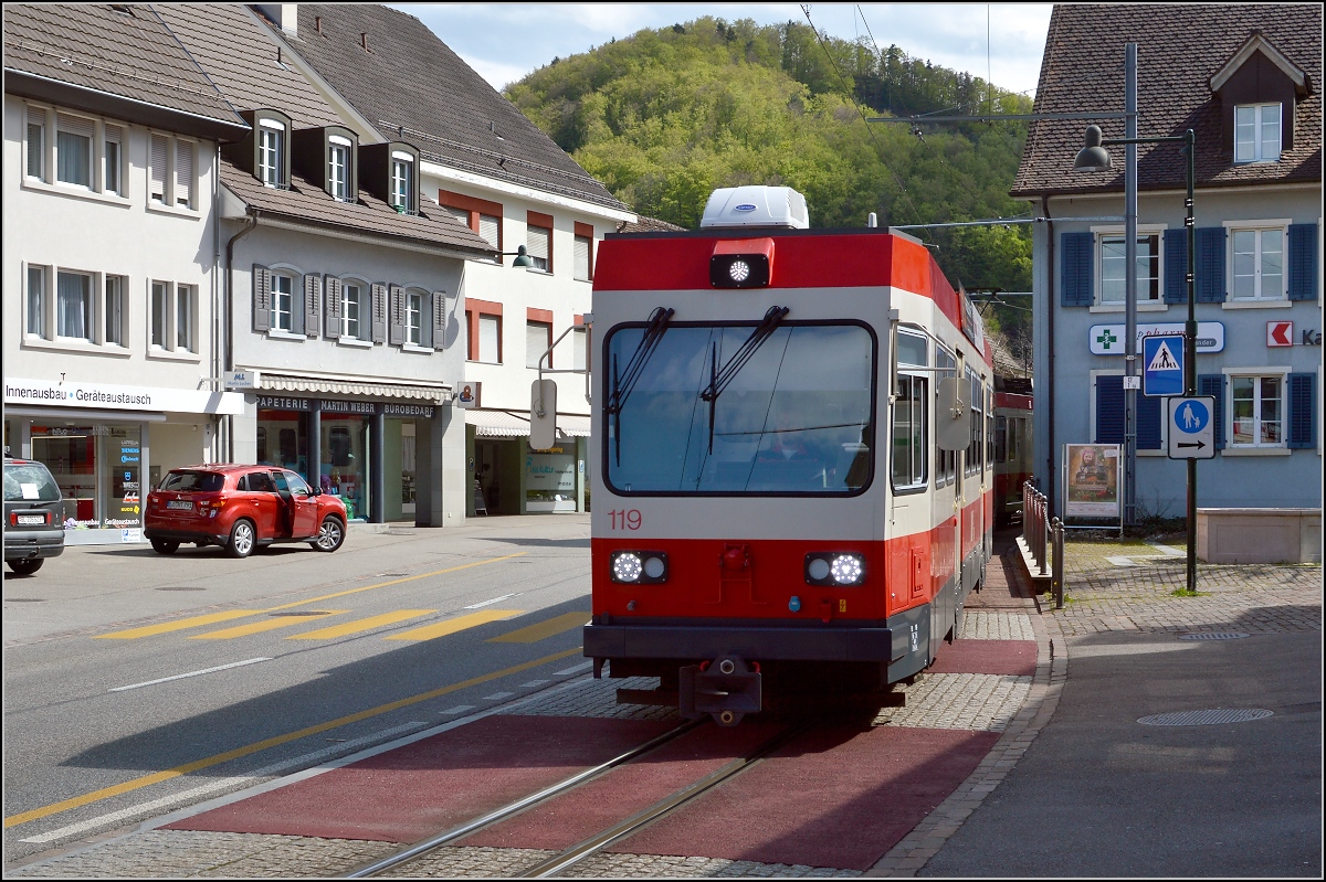 Das Waldenburgerli, einzige Schweizer Bahnlinie mit 750 mm Spurweite. Hier in Oberdorf. April 2016.