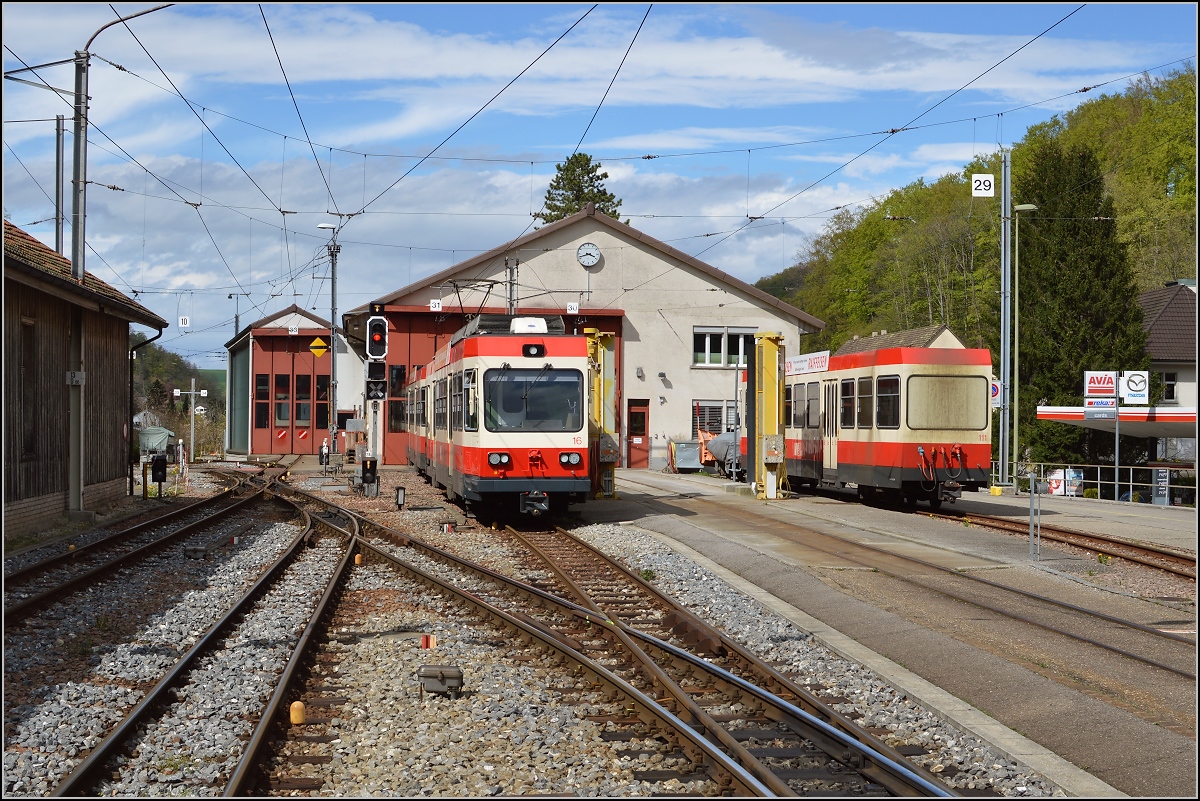 Das Waldenburgerli, einzige Schweizer Bahnlinie mit 750 mm Spurweite. Hier das Depot Waldenburg. April 2016.

Für Ungläubige: Standort Bahnsteig.