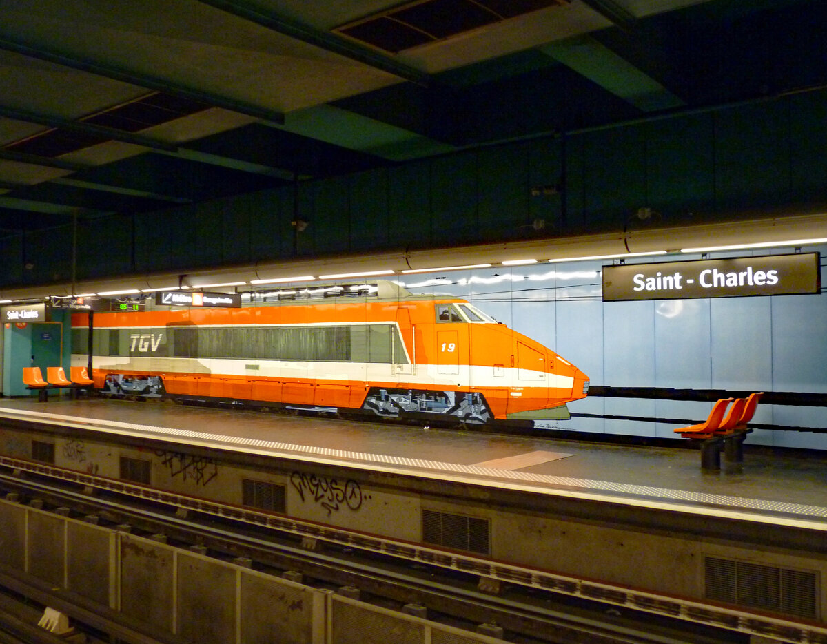 Das Wandbild des  TGV 19  an einem Bahnsteig im Untergeschoss des Bf. Marseille St-Charles vom 14.08.2012 hier noch einmal in erweiteter Umgebung. 