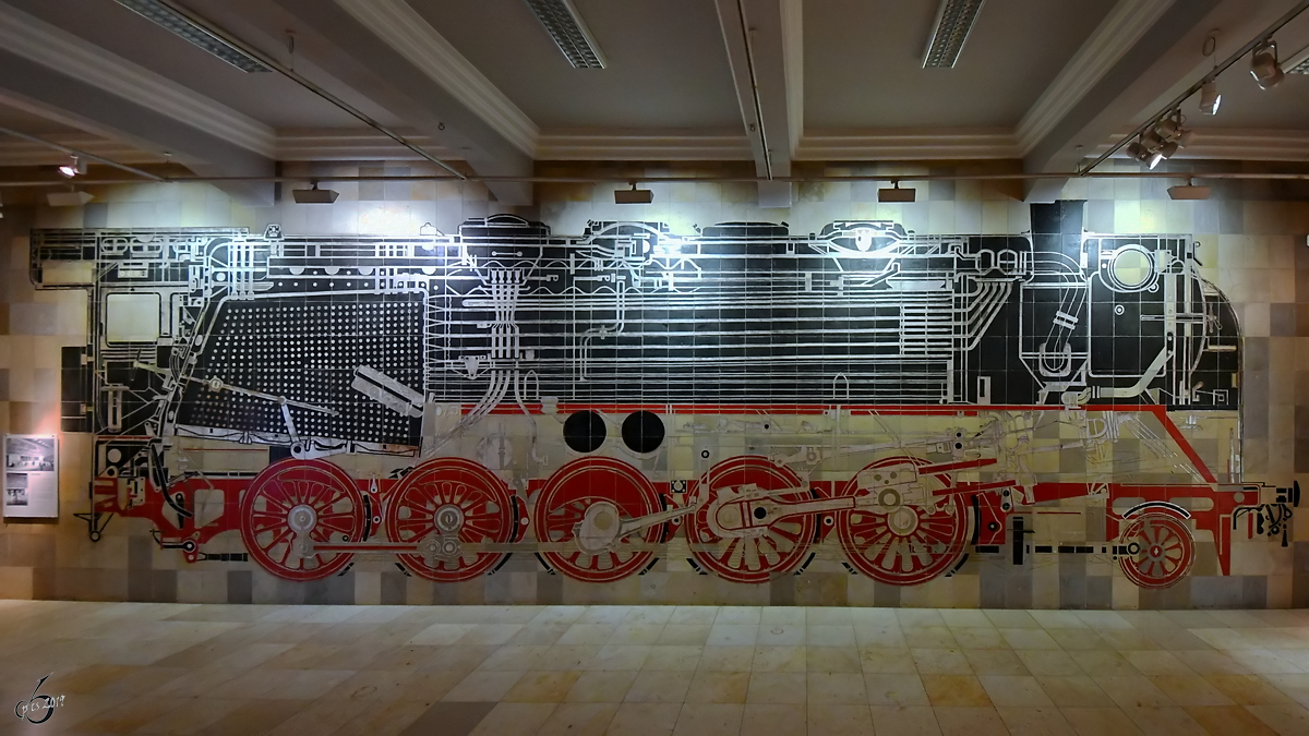 Das Wandmosaik einer Dampflokomotive konnte im obersten Geschoss des Verkehrsmuseums in Nürnberg bewundert werden. (Juni 2019)