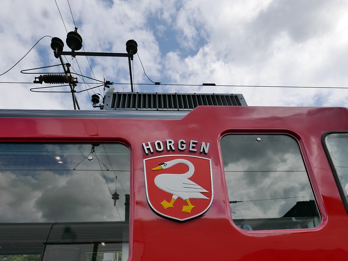 Das Wappen der Stadt Horgen am Elektrotriebwagen 92 (CH-ZMB 94 85 7576 092-1) im Bahnhof Übelbach anlässlich einer Fahrzeugausstellung zur 100-Jahr-Feier der Strecke Peggau-Übelbach, 04.08.2019 

Der TW92, ehemals bei der Sihltalbahn Zürich in Betrieb, und jetzt bei der Zürcher Museumsbahn, ist ein Schwesterfahrzeug des ET15 der Steiermarkbahn.