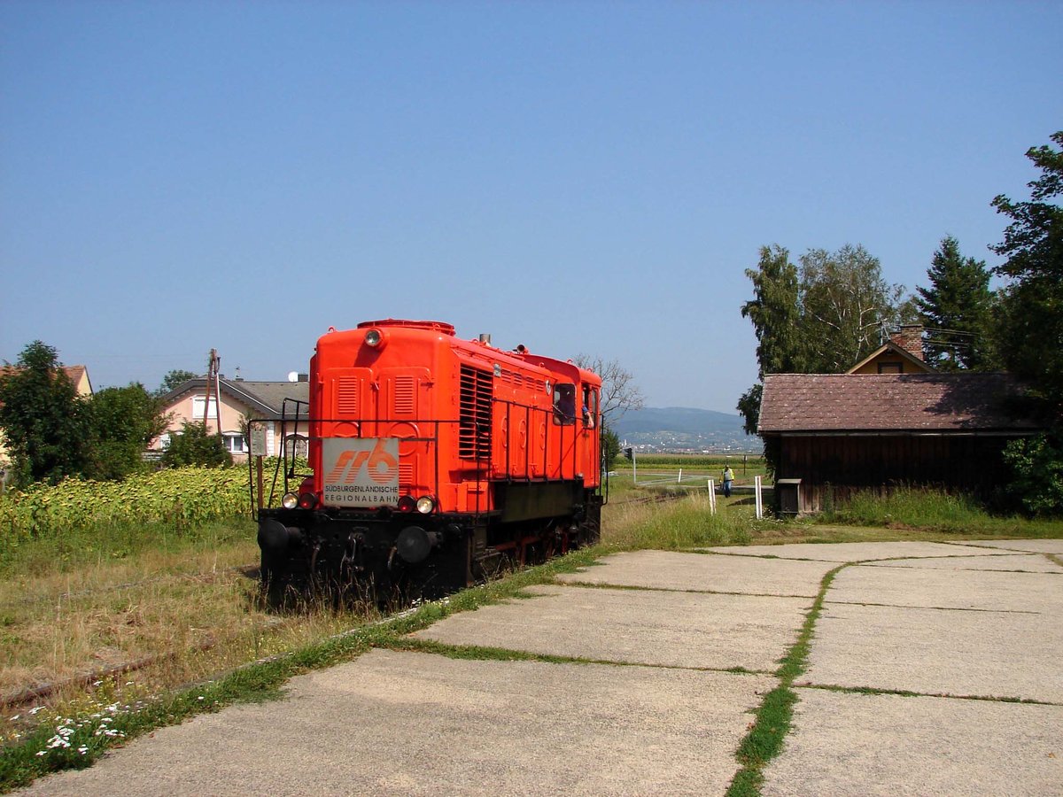 Das war eine Bahn Rund um Grosspetersdorf. Die SRB (Südburgenlandische RegionalBahn) hat zwei ex-MÁV Altbau Ganz Diesellok im Einsatz. Das Bild zeigt die M31 2020 in Bahnhof Sachendorf.
21.08.2009.