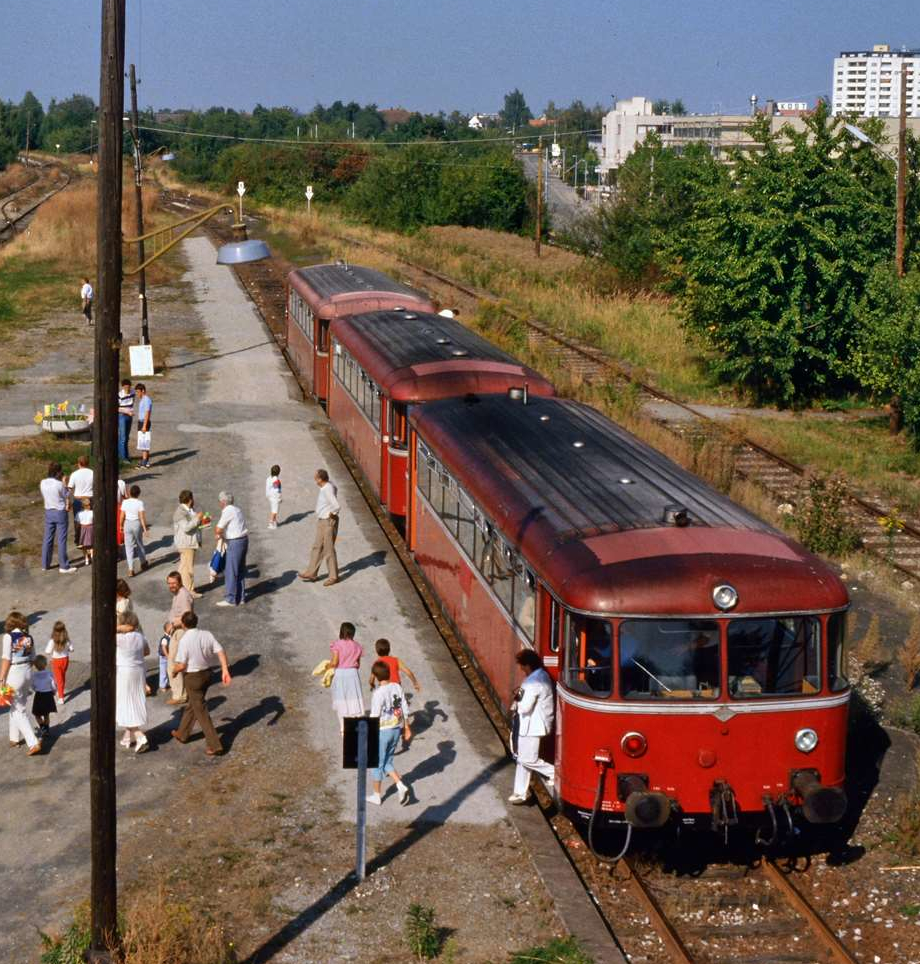 Das war der Bahnhof Leinfelden 1985... Ob er zu diesem Zeitpunkt überhaupt noch ein Bahnhof war, ist nicht sonderlich sicher, und wer nach Stuttgart-Vaihingen wollte, musste schon so lange den Bus nehmen, dass er oft nicht wusste, wohin die Gleise von Leinfelden aus in beide Richtungen verlegt waren. Am 29.09.1985 fand noch eine der wenigen Sonderfahrten mit Uerdinger Schienenbussen zwischen Stuttgart-Vaihingen und Leinfelden Bahnhof statt.