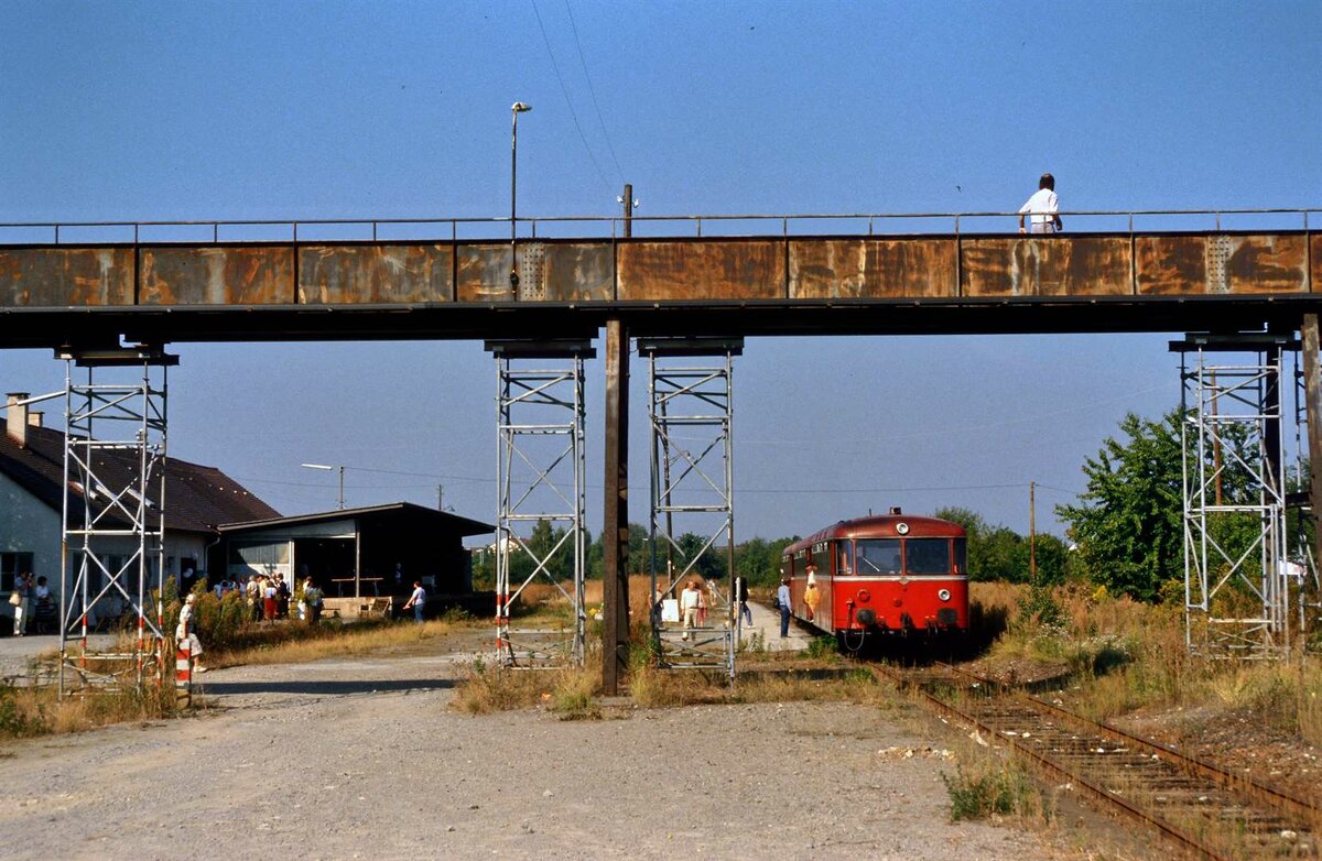 Das war der Bahnhof Leinfelden mit seiner provisorisch wirkenden Brücke über das Bahnhofsgelände. Das Foto entstand am 29.09.1985 während einer Sonderfahrt eines Uerdinger Schienenbuszugs auf der früheren DB-Bahnstrecke Stuttgart-Rohr-Filderstadt.