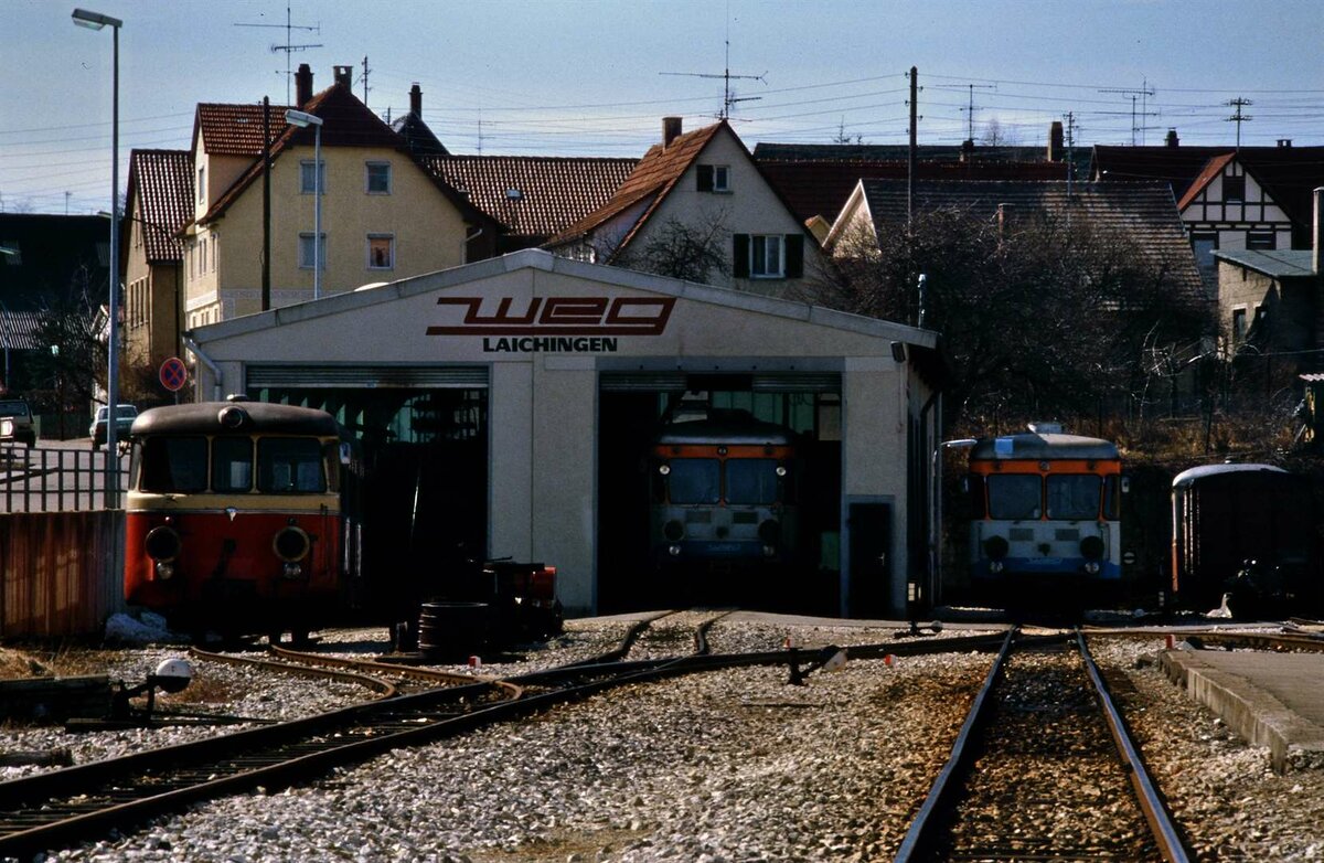 Das war das Depot von Laichingen der WEG-Bahnlinie Amstetten-Laichingen mit einer Spurweite von 1000 mm. Wer hier nun 2023 läuft und sich fragt, wo die Schienen und Gebäude sind, wird sich vielleicht vorstellen, dass es dort nie eine Eisenbahn gegeben haben könne.
V.l.n.r.: Der auf 1000 mm umgebaute Schienenbus, daneben WEG T30 und T31.
Datum: 01.04.1985 
