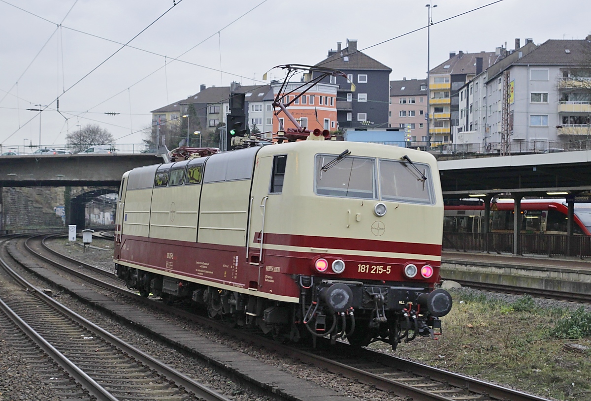 Das war eigentlich anders geplant, doch genau als sich die SEL-181 215-5 als Tfzf (D) 93976 von Saarbrücken nach Münster näherte, passierte ein ICE auf dem vorderen Gleis die von mir gewählte Fotostelle. So blieb es wohl oder übel bei diesem Nachschuss (Wuppertal-Steinbeck 16.01.2021).
