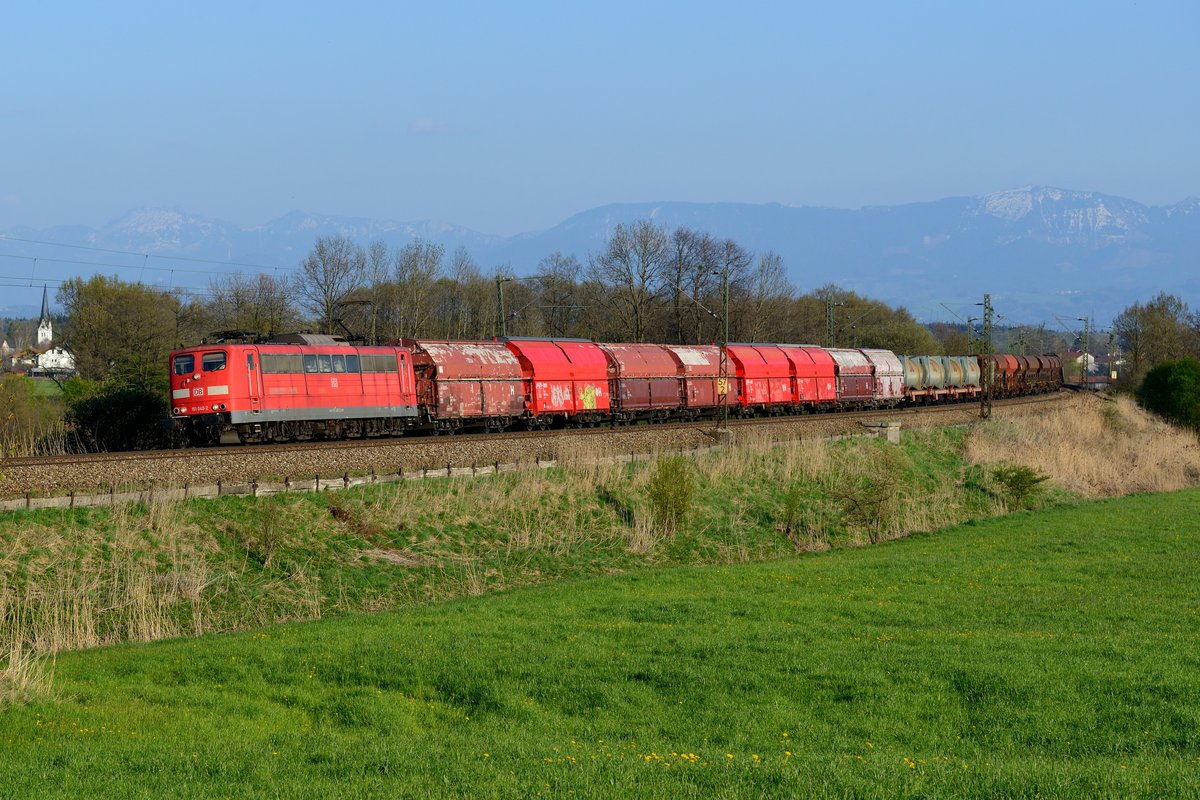 Das war das eigentliche Ziel des Ausflugs nach Rann: Die abendliche Übergabe 56466 von Rosenheim nach München Nord, die in dieser Fahrplanperiode von Loks der Baureihe 151 bespannt wird. Am 20. April 2015 war für diese Aufgabe die 151 045 eingeteilt.