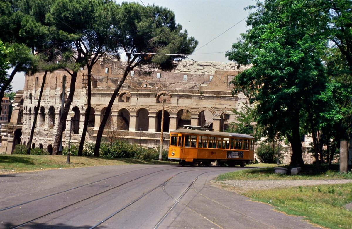Das war das einprägsamste Erlebnis, das ich als Straßenbahnfan hatte: Eine Straßenbahn von Rom an einem der wichtigsten erhaltenen Bauwerke der Welt. Der 13.06.1987 war der richtige Tag dafür.