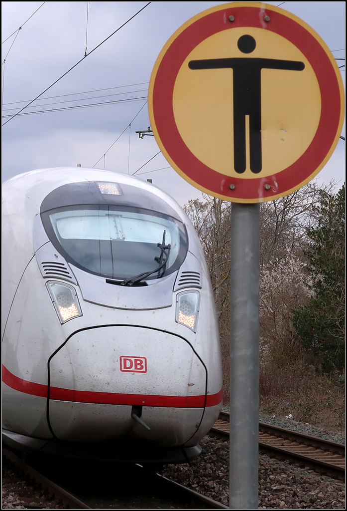 Das war knapp -

... aber gerade noch rechtzeitig vor dem Schilderpfosten ausgelöst. Ein umgeleiteter Velaro D erreicht die Station Rommelshausen auf der Remsbahn.

25.03.2019 (M)