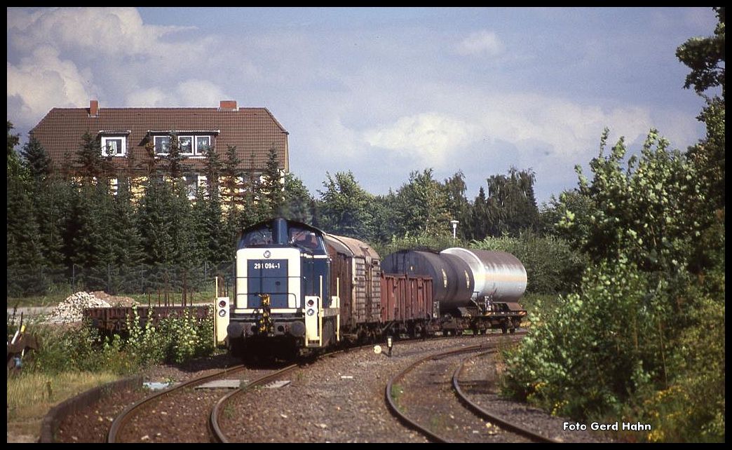 Das war der letzte planmäßige Güterzug auf dem Haller Willem im Abschnitt Dissen - Osnabrück. Am 23.7.1990 rangierte 291094 mit einigen Güterwagen um 16.50 Uhr im Bahnhof Oesede. 