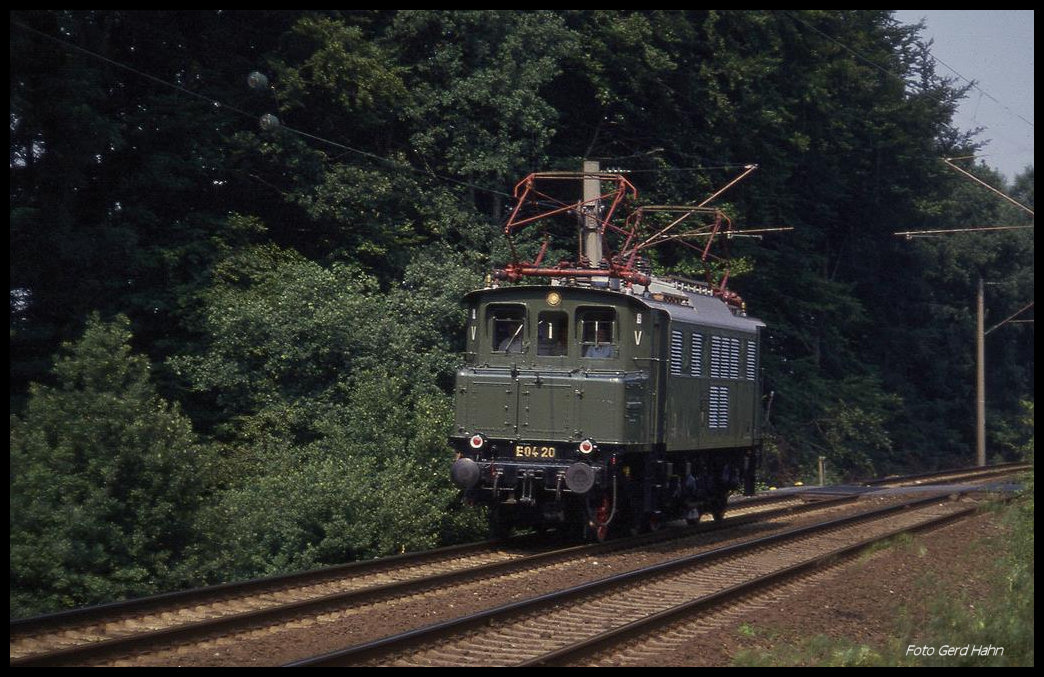 Das war einer der letzten Einsätze der E 0420: Die Lok ist hier in Osnabrück - Atter am 5.7.1989 um 16.20 Uhr nach Rheine unterwegs.