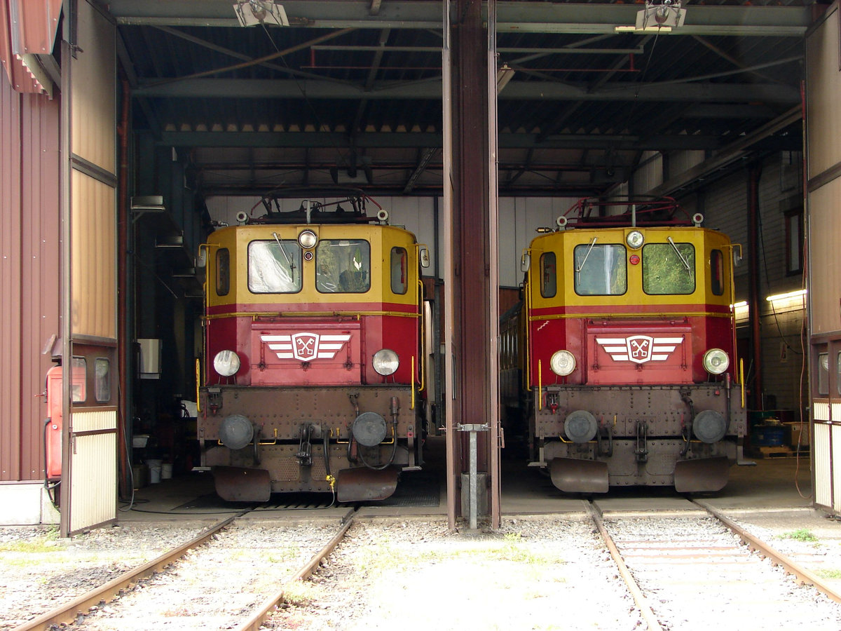 Das war noch Zeiten: die beiden 1045er (1045.01 und 1045.03) der Montafonerbahn im Heizhaus in Schruns. Das war eine Abschied-Fototour: ein Besuch bei den alten Lokomotiven. Schruns (Montafon-Vorarlberg), 03.07.2009.