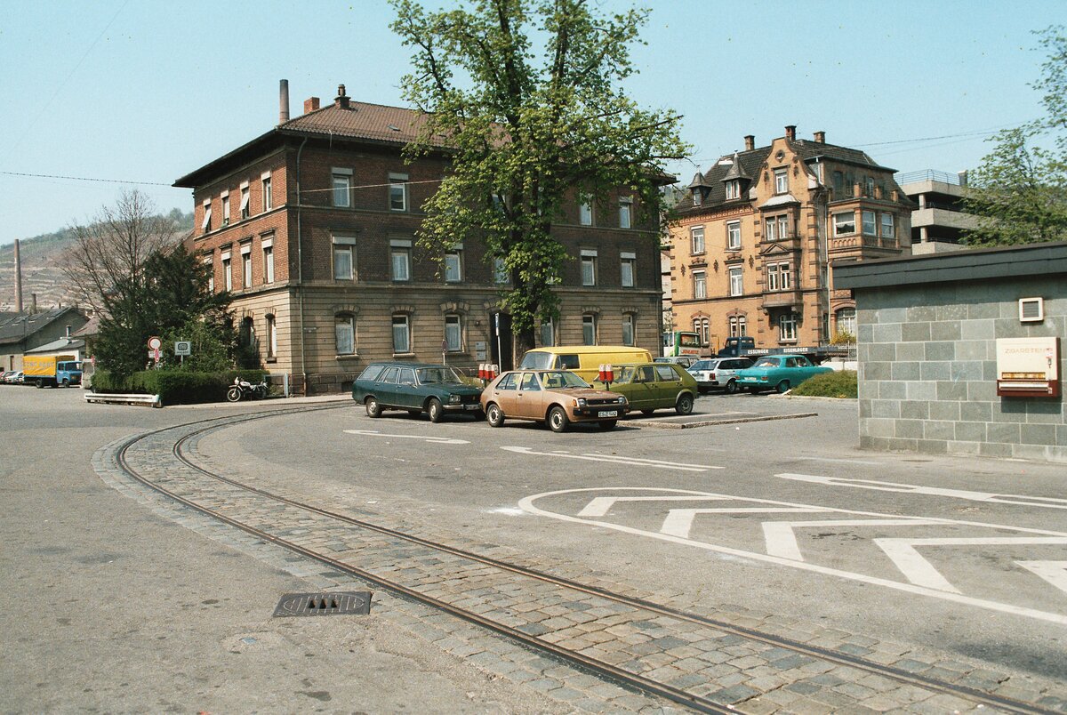 Das war die Schleife der Überlandstraßenbahn Esslingen-Nellingen-Denkendorf auf dem Vorplatz des Esslinger Bahnhofs. Leider hatte ich mit dieser Bahn nur eine einzige Begegnung.
Datum: 25.04.1984
