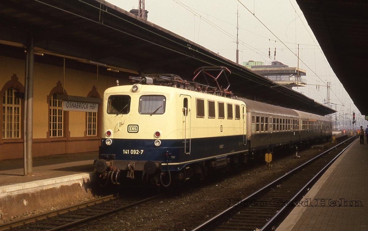 Das war über viele Jahre die Standardgarnitur für den Nahverkehr zwischen Münster und Osnabrück. Auf Gleis 1 steht abfahrbereit am 5.4.1988 um 11.43 Uhr die 141092 mit dem N 8614 nach Münster.