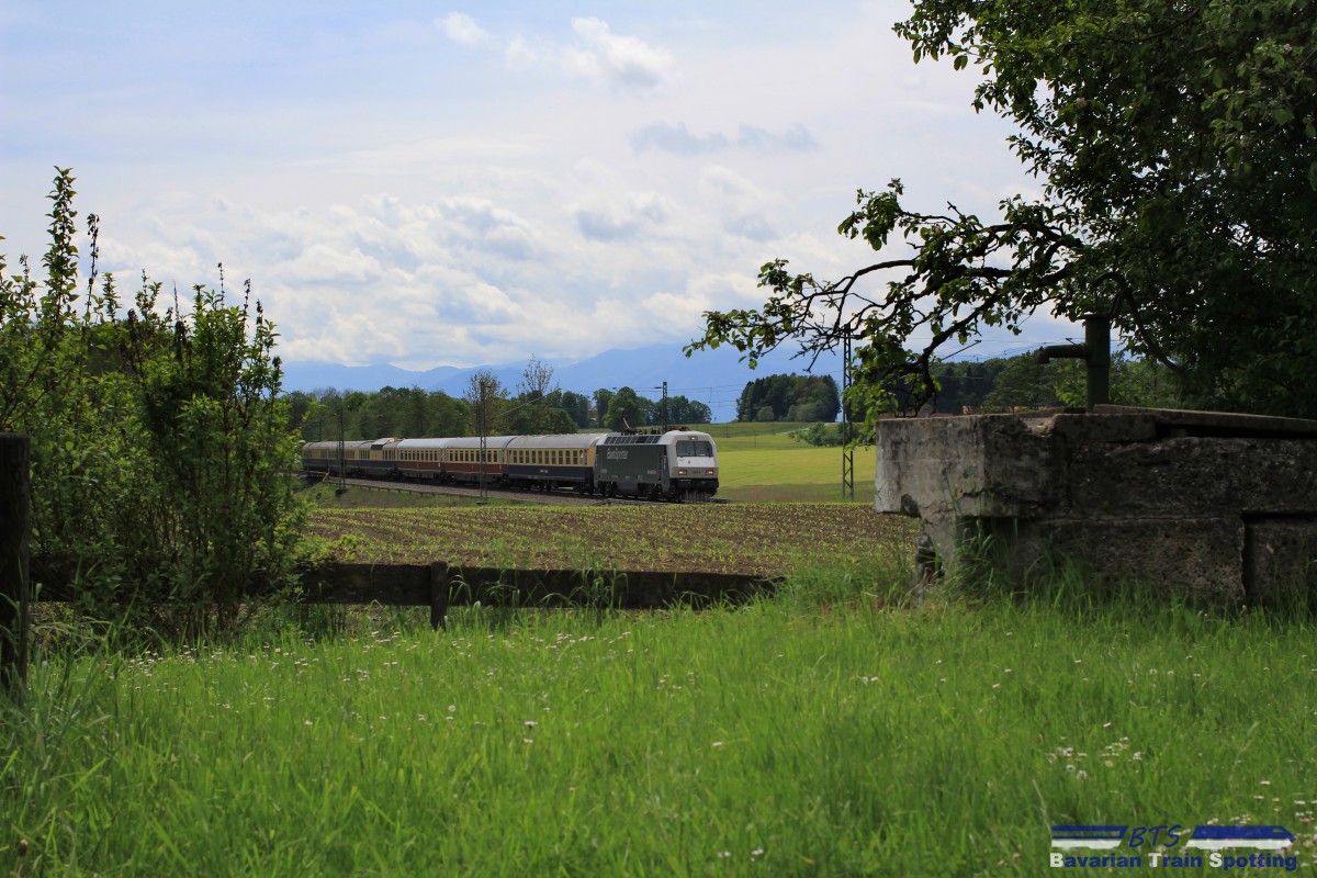 Das war eine Überraschung. Am 10.5.14 traf ich bei Hilperting auf eine fröhliche Meute Bahnfotografen. Gespannt wurde gewartet bis der Stargast des Tages durchfuhr. Der Eurosprinter mit einem TEE in Richtung München