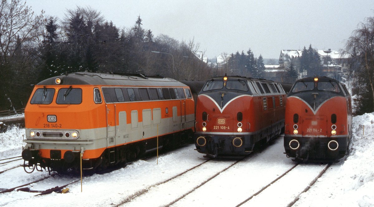 Das waren noch Zeiten : 218 140, 221 108 und 221 114 im Februar 1985 in der heute mit Gewerbebetrieben überbauten Winterberger Abstellgruppe. Damals konnte man sich nicht vorstellen, zu welch armseligem Rest der Bahnhof Winterberg mal  verkommen  würde.
