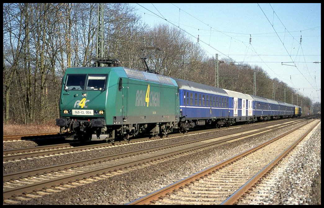 Das waren noch Zeiten, als die Fangemeinde des HSV lange Sonderzüge füllte und wie hier  damit zum Auswärtsspiel nach Mönchengladbach fuhr. Am 22.3.2003 kam 145CL04 Rail4chem mit dem blauen Zug um 10.54 Uhr auf dem Weg nach Gladbach durch den Bahnhof Natrup-Hagen.