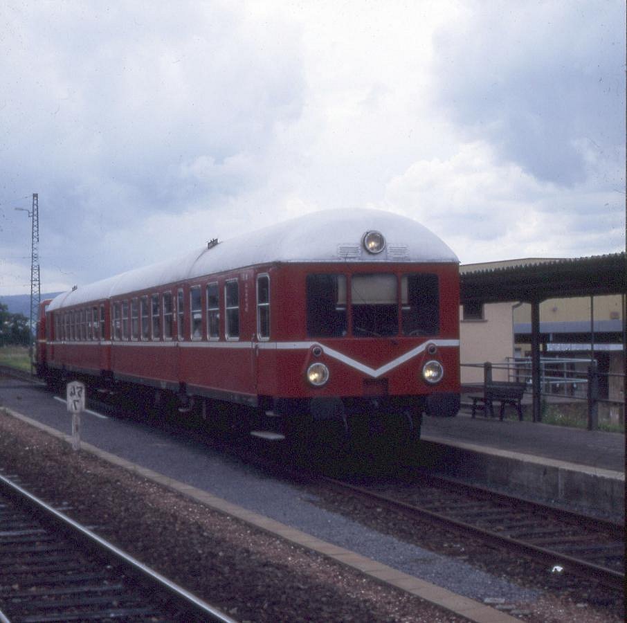 Das waren noch Zeiten, als die Kleinbahn nach Bad Orb im Bahnhof Wächtersbach den Anschluss an die Hauptbahn bediente. Steuerwagen voraus fuhr der Zug am 18.7.1987 nachmittags in Wächtersbach ab. 