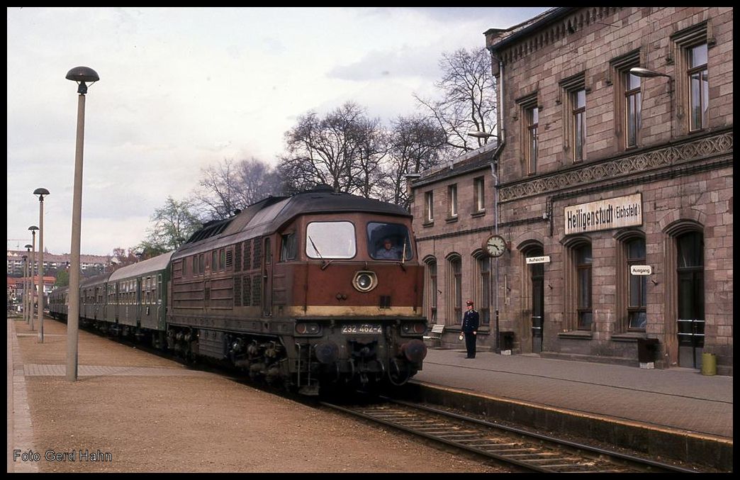 Das waren noch Zeiten! Pünktlich hielt 232462 am 26.04.1992 auf dem Weg nach Kassel mit dem N 8936 aus Leinefelde um 16.45 Uhr im Eichsfelder Bahnhof Heiligenstadt. 
Man beachte auch den korrekt am Hausbahnsteig stehenden Bahnbeamten, der wenig später den Abfahrtauftrag erteilte. 