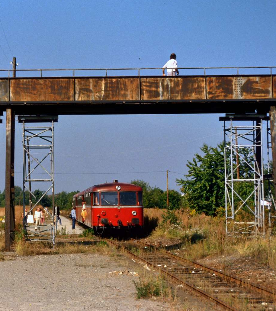 Das waren die Reste des DB-Bahnhofs Leinfelden mit der noch begehbaren Brücke über das Areal. Am 29.09.1985 fand noch eine der wenigen Sonderfahrten auf der früheren DB-Bahnstrecke Stuttgart-Rohr - Leinfelden mit Uerdinger Schienenbussen statt. Der Bau der Stuttgarter S-Bahn zunächst nach Leinfelden hatte zu dieser Zeit schon begonnen.