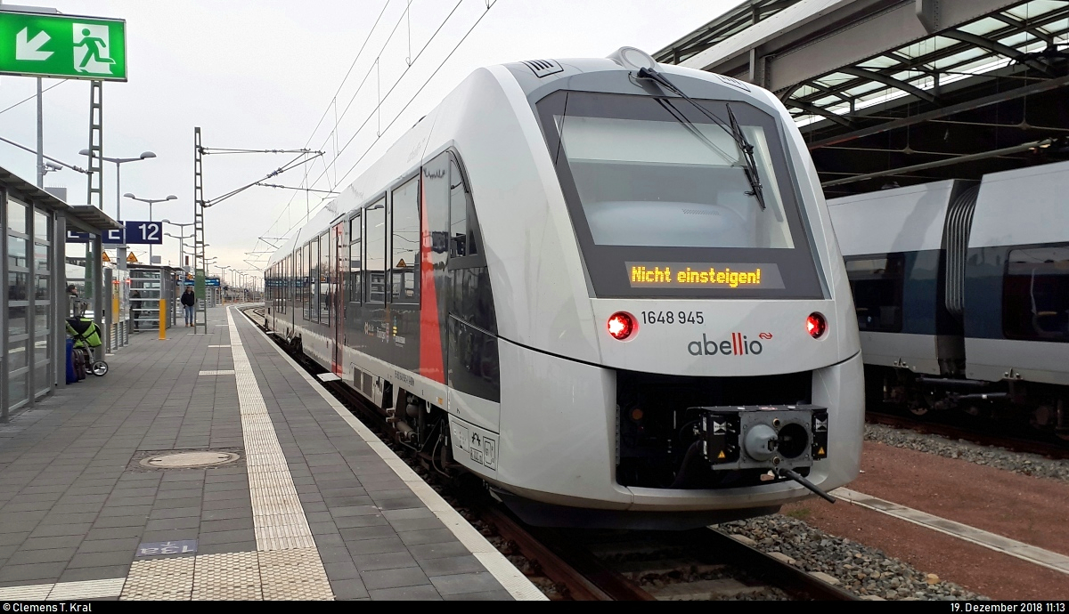 Das war's mit dem HarzElbeExpress (Transdev Sachsen-Anhalt). Seit dem Fahrplanwechsel gibt es im Dieselnetz Sachsen-Anhalt (DISA) einen neuen Betreiber:
Handy-Aufnahme von 1648 945 (Alstom Coradia LINT 41) von Abellio Rail Mitteldeutschland als RE 75735 (RE24) von Halberstadt, der in seinem Endbahnhof Halle(Saale)Hbf auf Gleis 12 D-F steht.
[19.12.2018 | 11:13 Uhr]