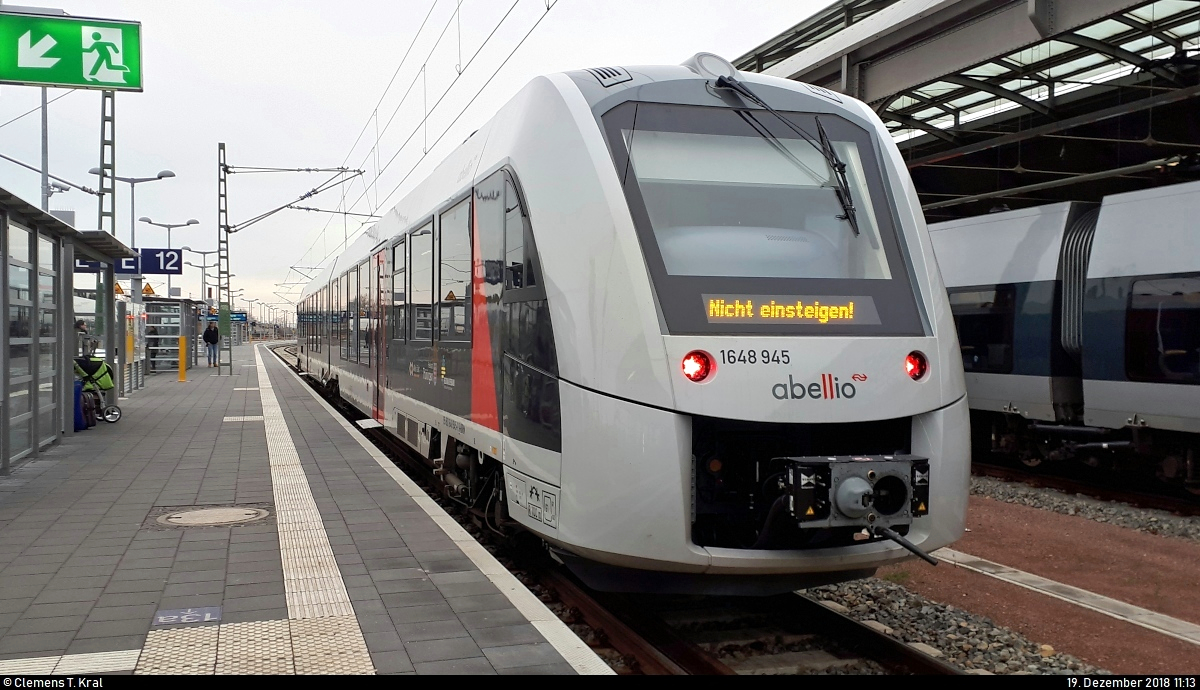 Das war's mit dem HarzElbeExpress (Transdev Sachsen-Anhalt). Seit dem Fahrplanwechsel gibt es im Dieselnetz Sachsen-Anhalt (DISA) einen neuen Betreiber:
Handy-Aufnahme von 1648 945 (Alstom Coradia LINT 41) von Abellio Rail Mitteldeutschland als RE 75735 (RE24) von Halberstadt, der in seinem Endbahnhof Halle(Saale)Hbf auf Gleis 12 D-F steht.
[19.12.2018 | 11:13 Uhr]