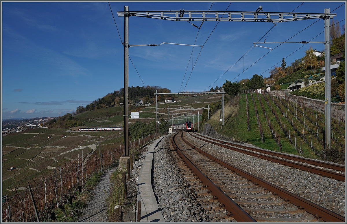Das Warten auf den langen Zug...

Der IC1 719 wird mit zwei Twidnexx geführt und erreicht in Kürze meine Fotostelle bei Grandvaux.

12. Nov. 2020