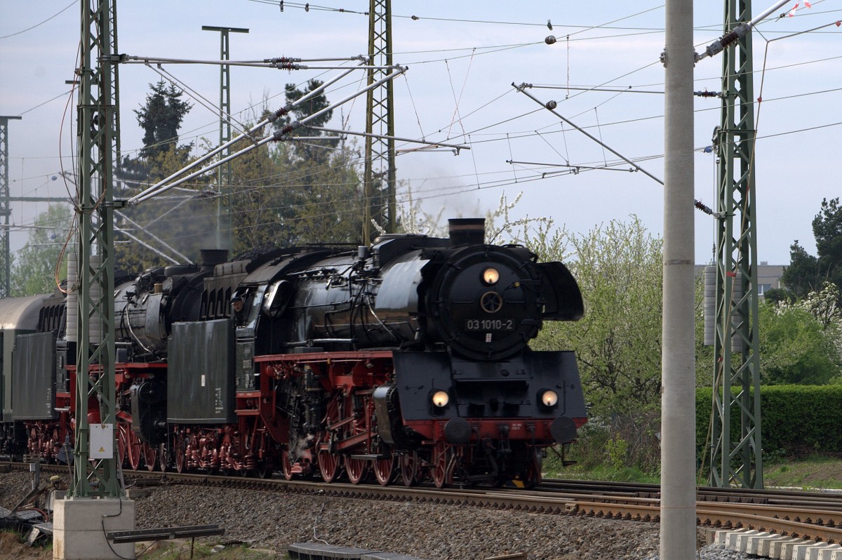 Das Warten hat sich gelohnt .........
03 1010 - 2 führt den Sonderzug aus Riesa nach Dresden. 11.04.2014 17:52 Uhr  Coswig