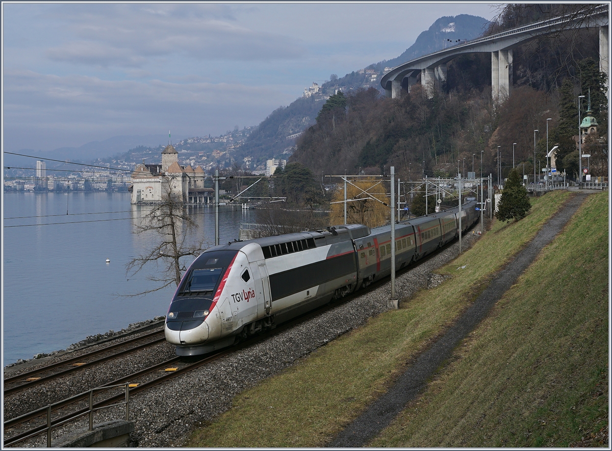Das Warten hat sich gelohnt: pünktlich fährt der TGV Lyria 9263 von Paris Gare de Lyon nach Brig beim Château de Chillon vorbei. Das TGV de Neige Zugspaar 9263/9272 fährt noch jeden Samstag bis zum 4 März. Ob die Verbindung auch später, im baldigen ETCS-Zeitalter angeboten wird, wage ich jedoch zu bezweifeln.
11. Feb. 2017