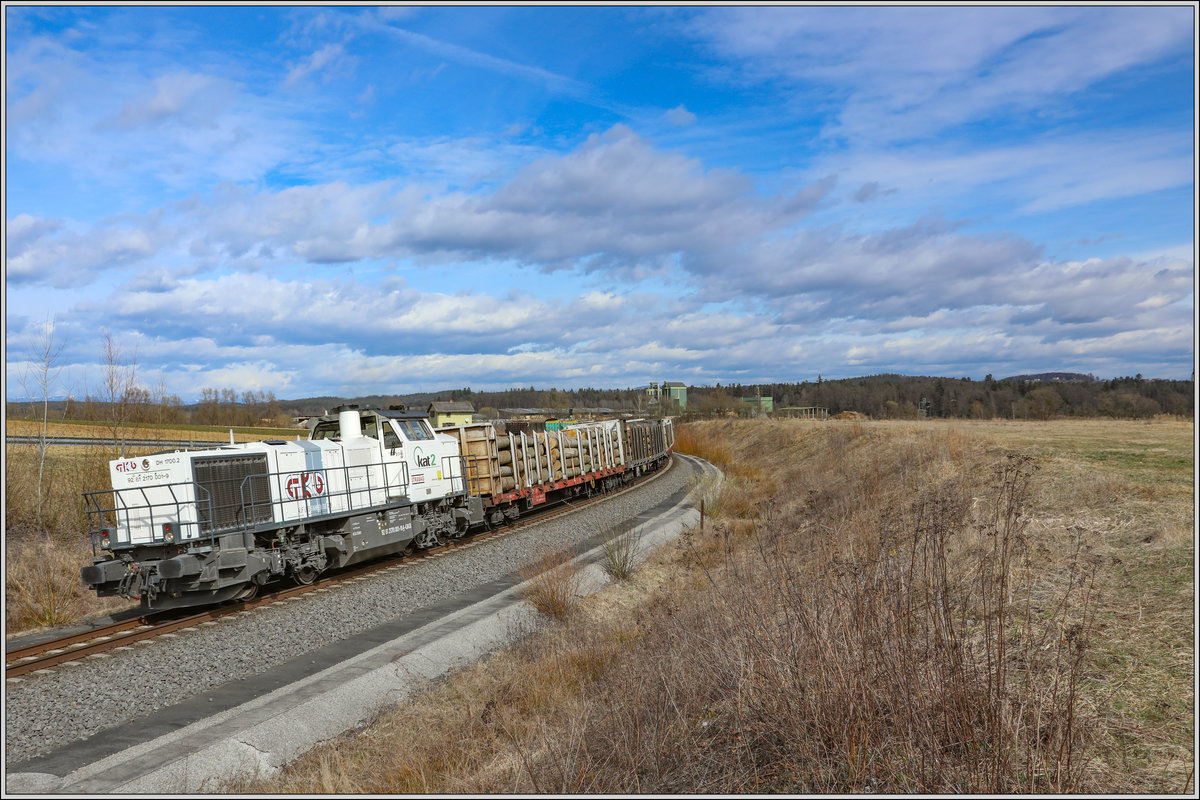 Das Werk Hasslacher im Hintergrund sorgt in den letzten Tagen für verstärktes Güteraufkommen in Preding. 
Hier kurz danach im Bahnhof Wettmanstätten legt sich DH 1700.2 mächtig in den Bogen . 
15.03.2019 