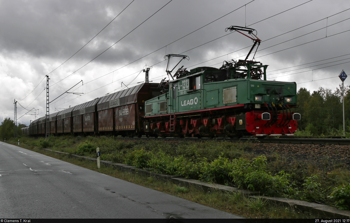 Das Werksbahnnetz im Lausitzer Braunkohlerevier ist sehr umfangreich. Noch sind zwischen den Kraftwerken Jänschwalde, Schwarze Pumpe und Boxberg sowie den Tagebauen Jänschwalde, Welzow-Süd, Nochten und Reichwalde etliche Kohlezüge unterwegs. Als Zugpferde kommen modernisierte Grubenloks vom Typ EL2m von LEW Hennigsdorf mit 2,4 kV Gleichspannung zum Einsatz.
4-1313 macht sich bei Mulkwitz (Schleife) mit einer neuen Ladung Kohle vom Tagebau Nochten auf den Weg Richtung Schwarze Pumpe.

🧰 Lausitz Energie Bergbau AG (LEAG)
🚩 Kohleverbindungsbahn Lausitz
🕓 27.8.2021 | 12:17 Uhr
