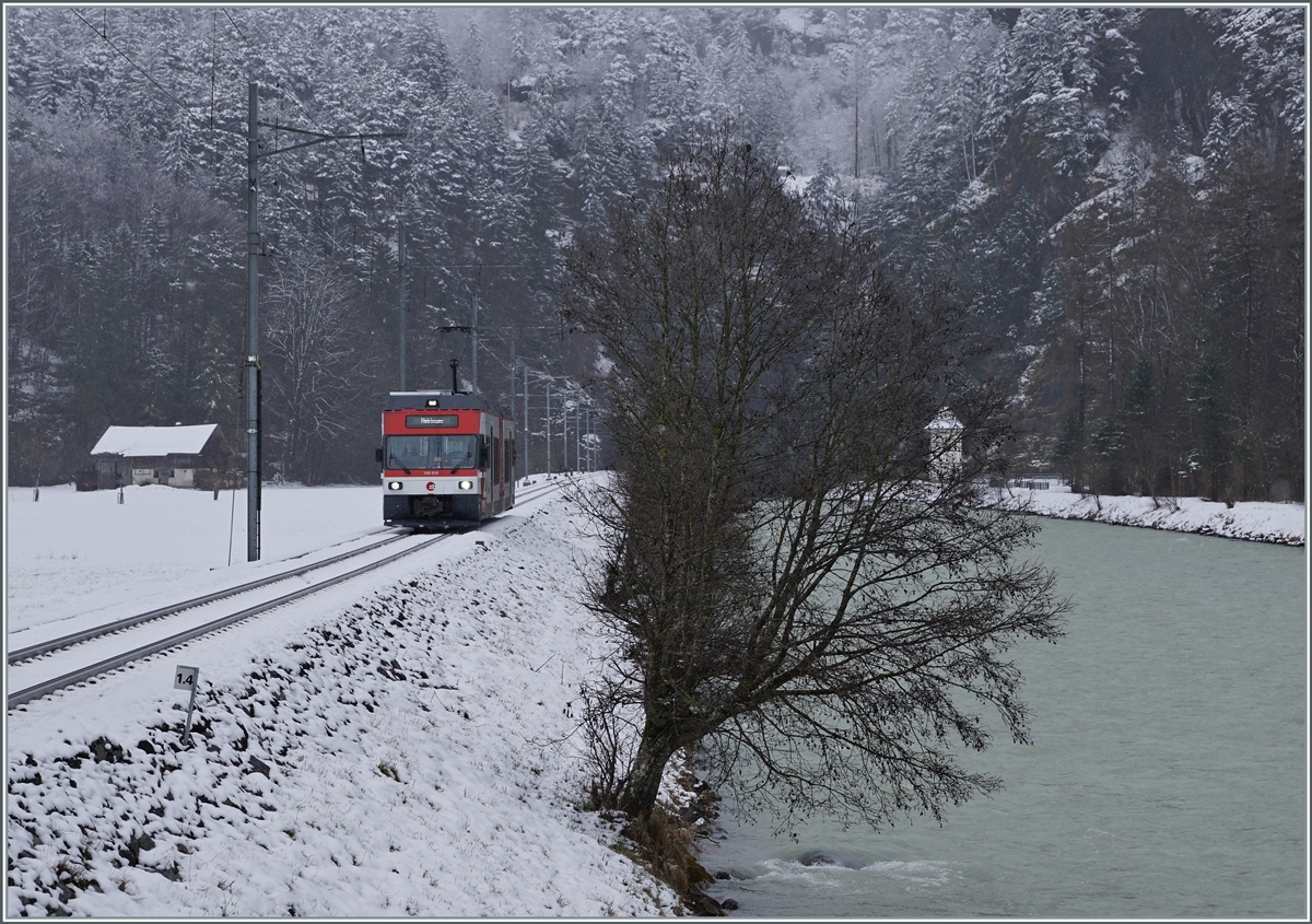 Das Wetter hat gewechselt und die Zentralbahn hat die MIB übernommen, doch der ex CEV GTW Be 2/6 7004, des neuerdings als Be 125 013 bezeichneten Triebwagens, trägt weiterhin die Hauptlast des Verkehrs zwischen Meiringen und Innterkirchen.

16. März 2021