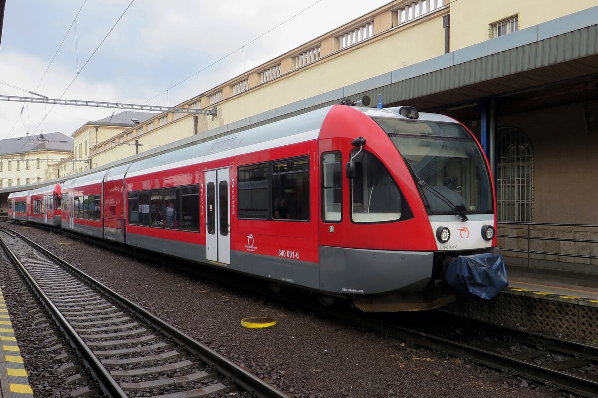 Das Wetter hatte gar keine Lust mit zu spielen am 25 Juni 2022 beim Fotografieren von ZSSK 840 001 in Bratislava hl.st.
