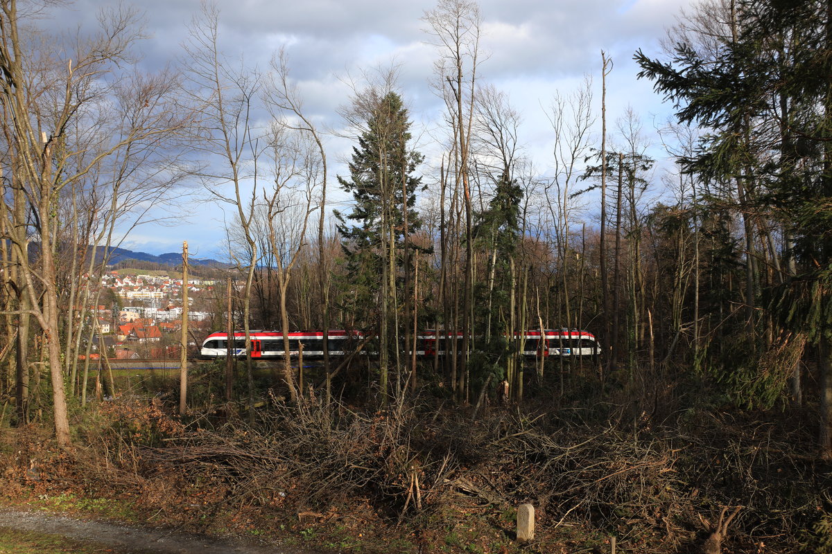 Das Wetter hier in der Weststeiermark hat in den letzten Tagen alles gegeben was es kann . 
Beginnend am Freitag Abend als Starker Schneefall einsetzte der uns ca 10 Zentimeter Schnee brachte über -12 Grad am Sonntag Morgen . In der Nacht von Montag auf Dienstag wütete ein FÖN-Sturm mit über 100 Km/h über unser Land und verursachte Unmengen an Schäden. 
Wälder und Häuser wurden Zerstört. 
Eine Naturkatastrophe die Hierzulande nicht zuletzt zu dieser Jahreszeit nicht üblich ist . 
Wetterbedingt kam es auch zur Sperre der GKB im Raum Deutschlandsberg Wies Eibiswald. 
Hier ein Blick durch einen zerstörten Wald bei Deutschlandsberg. 
12.12.2017
