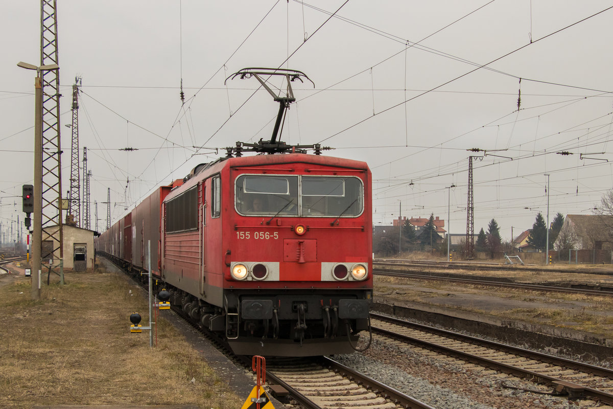 Das Wetter ist mies am 20. Februar 2018 in Großkorbetha. Doch auch da fahren Züge. 155 056-5 ist der Beweis. 