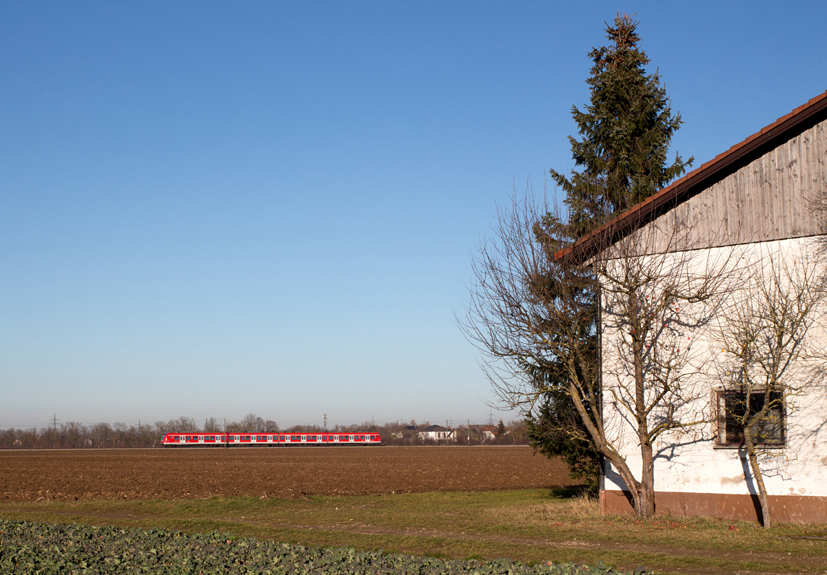 Das Wetter im Oberbayrischen am 20.12.15 war einfach zu schön, um zu Hause zu verweilen. Deshalb nahm ich mir noch einmal die Gegend zwischen Heimstetten und Grub an der KBS 940 München - Markt Schwaben (-Erding (KBS 999.2) ; -Mühldorf) vor. So blau, wie der Himmel war, so erlebt man ihn doch eher selten.

Ein 423 als S2 in Richtung Erding wurde um 13:56 Uhr am Rande einer Scheune auf weiter Flur fotografiert.