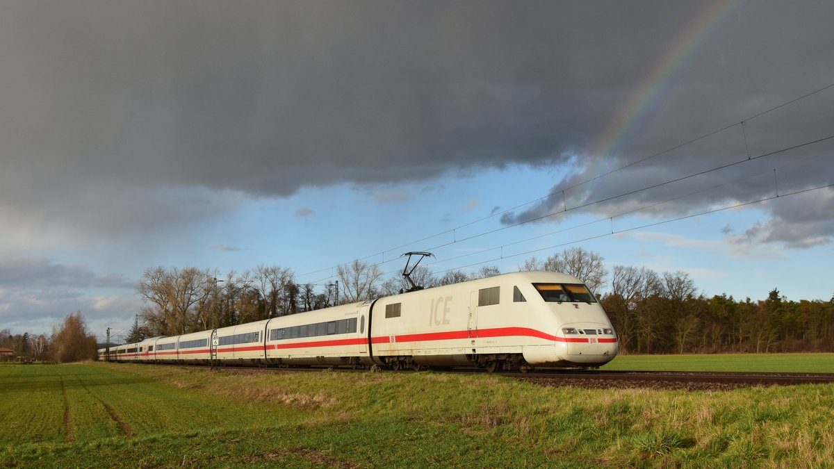 Das Wetter schlägt um, während dieser ICE1 über die Riedbahn saust. Aufgenommen zwischen Groß Gerau Dornberg und Riedstadt Wolfskehlen am 7.3.2019 16:46