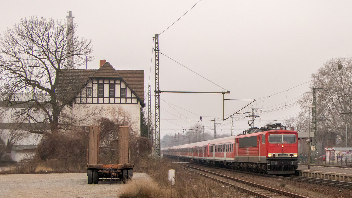 Das Wetter war am 1. März 2019 eher sosolala, aber die Fuhre mit 155 124-1 und der 12 km langen Schlange an Waggons war erste Sahne! ;) Die Aufnahme gelang in Magdeburg-Sudenburg. 