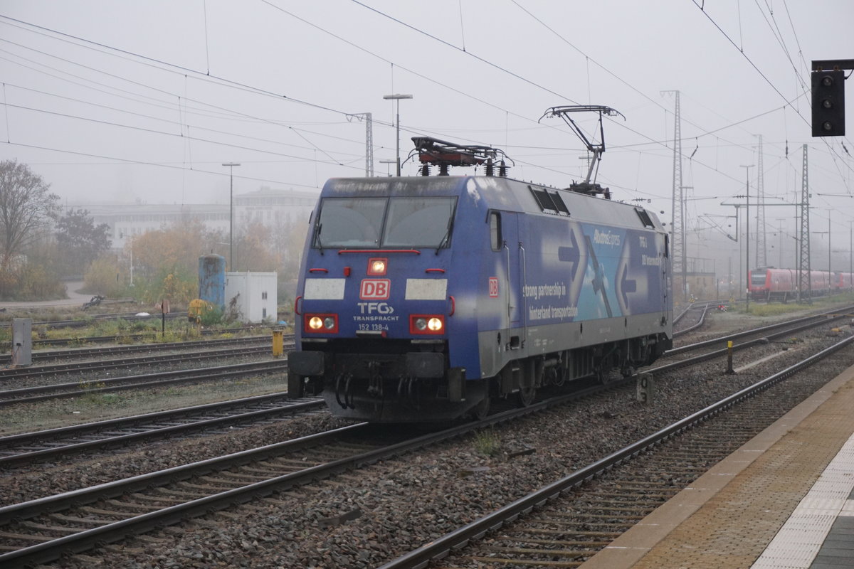 Das Wetter wurde nicht besser. 152 138 fährt am 12.11.2018 durch den Regensburger Hauptbahnhof.
